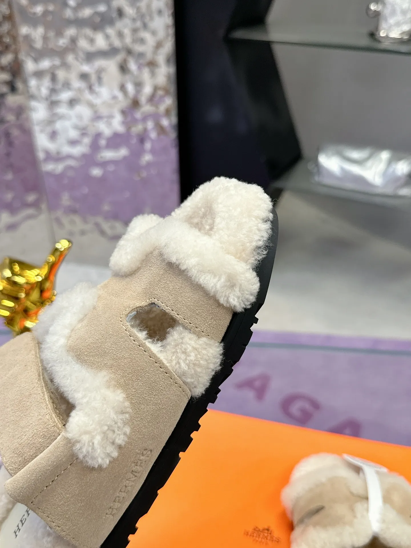Factory price: 500💰 HERMES💗Ai Ma’s classic hot style second uncle🐑wool mop🆕 is coming. A must-have item for autumn and winter ✅ Versatile and fashionable at home and out on the street 🍀The colors are extremely colorful! Walking Tuscany! T men's shoes 💰R non-slip outsole super light ️ super comfortable on the feet without any binding feeling I can't stop drinking coffee ☕ my second uncle's slippers I can't take off Size number: 35-40 (41 made to order, non-refundable)